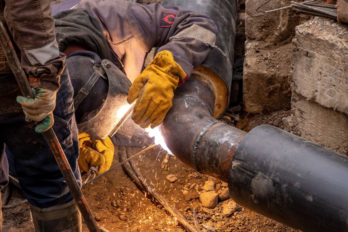 Rørlegger i arbeid på et bad i Oslo