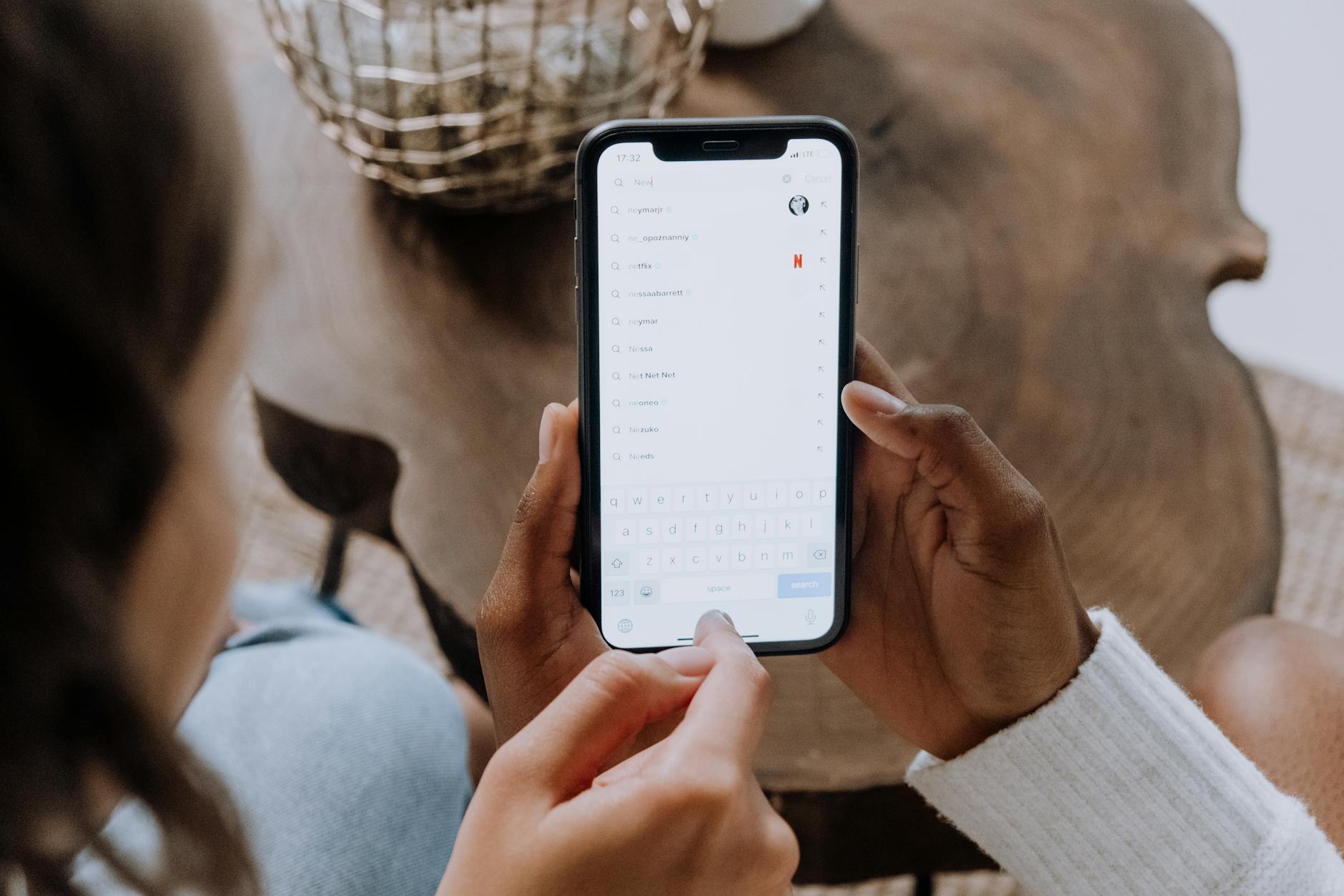 Smarttelefon som viser en mobil søkeresultatside.