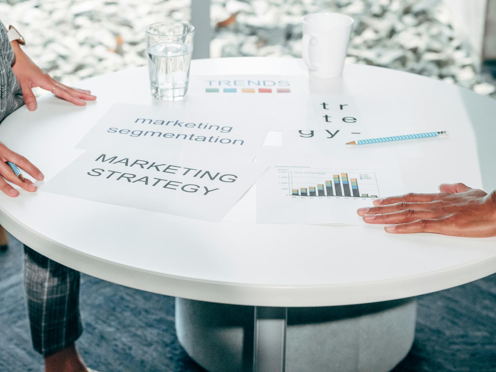 Markedsteam samarbeider om en digital strategi.
